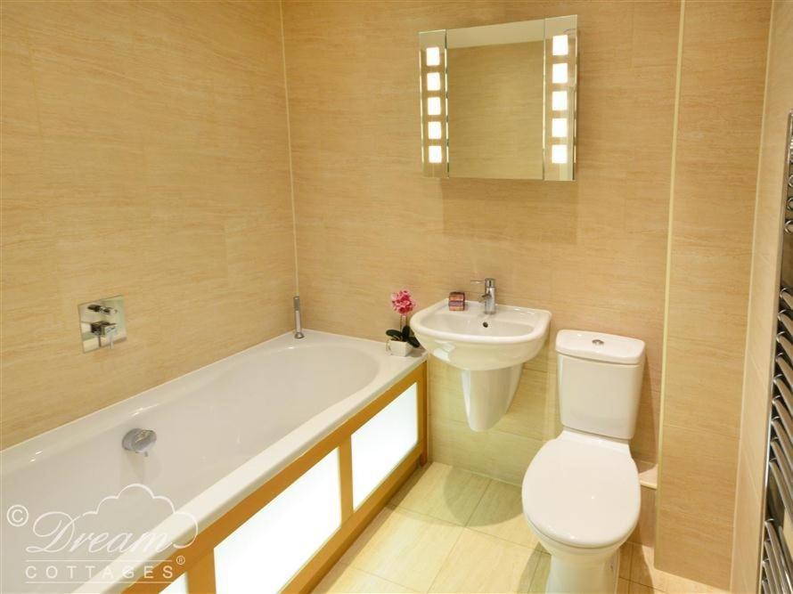 The Boardwalk Villa West Bay Bagian luar foto